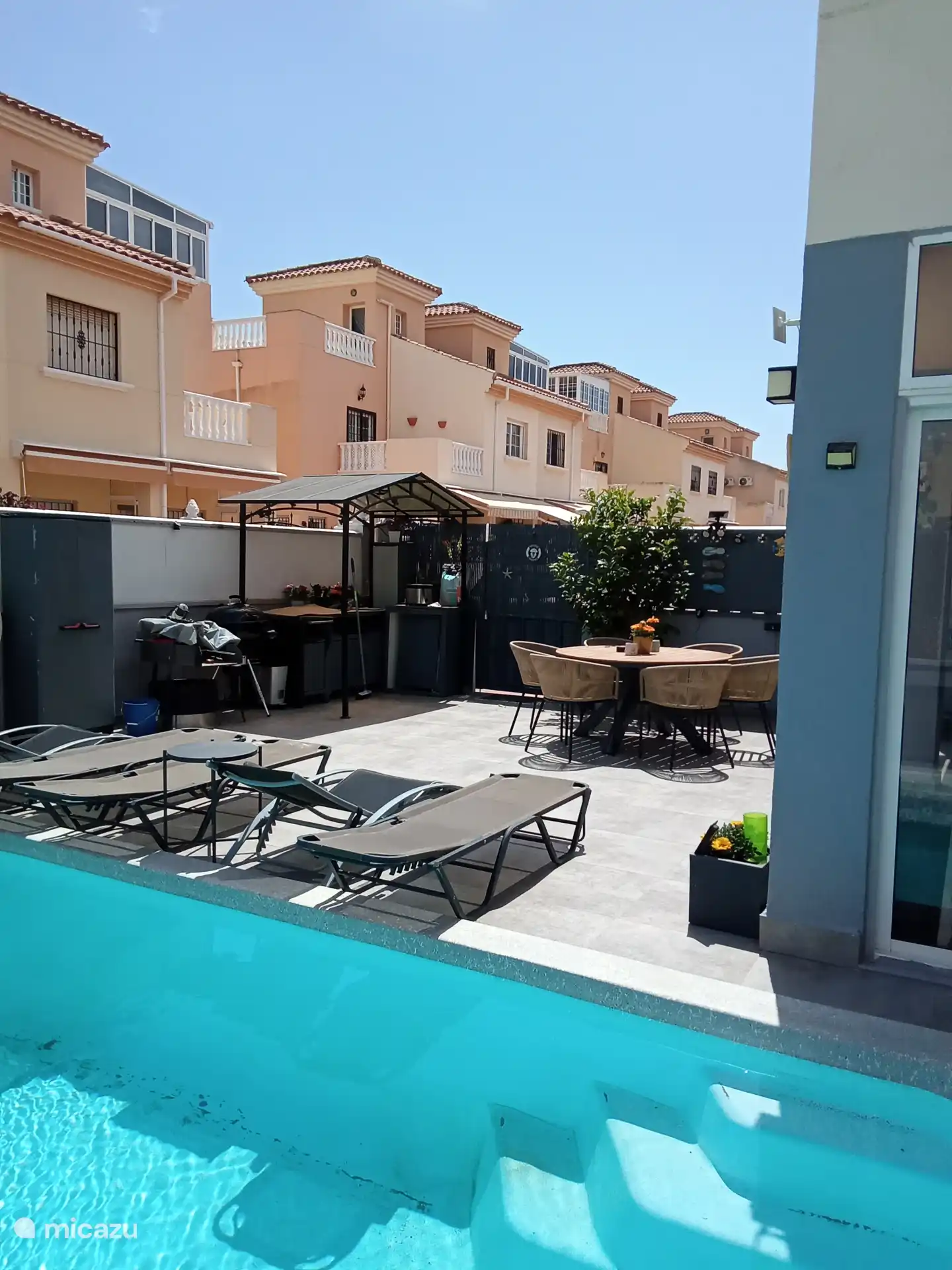 Vista de la mesa exterior de la cocina