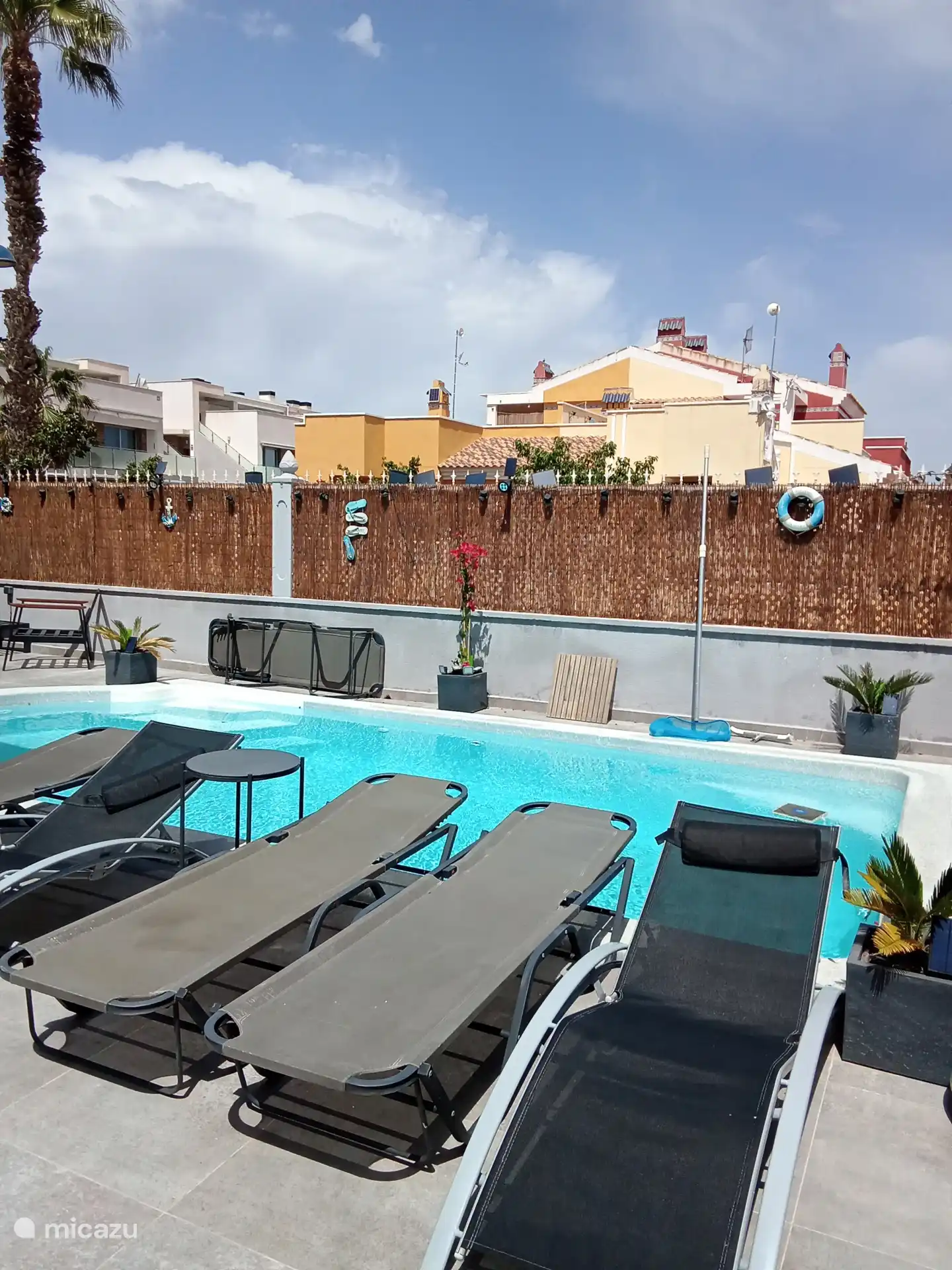 Tumbonas y vistas a la piscina privada 