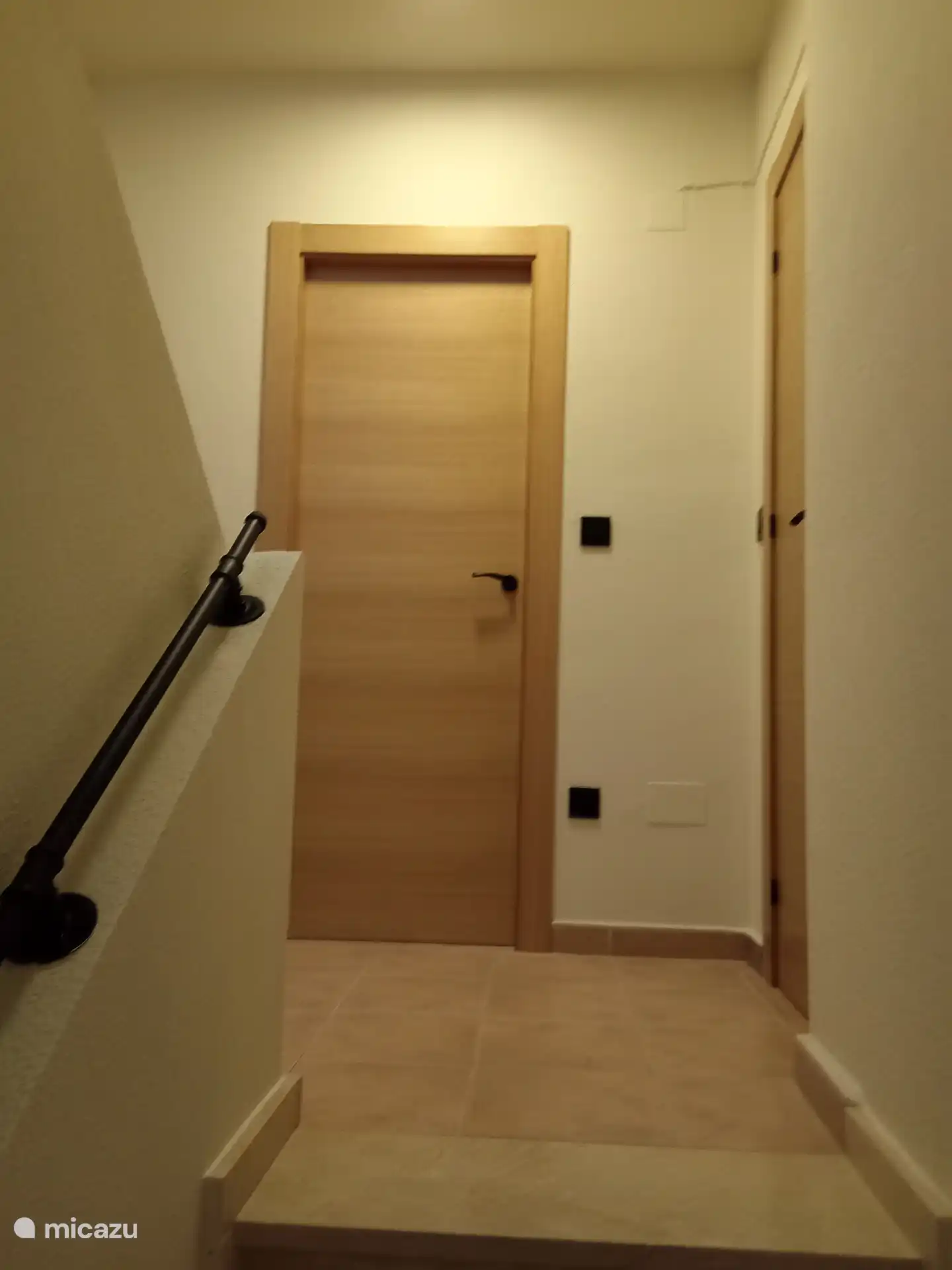 Pasillo hacia habitaciones y baño