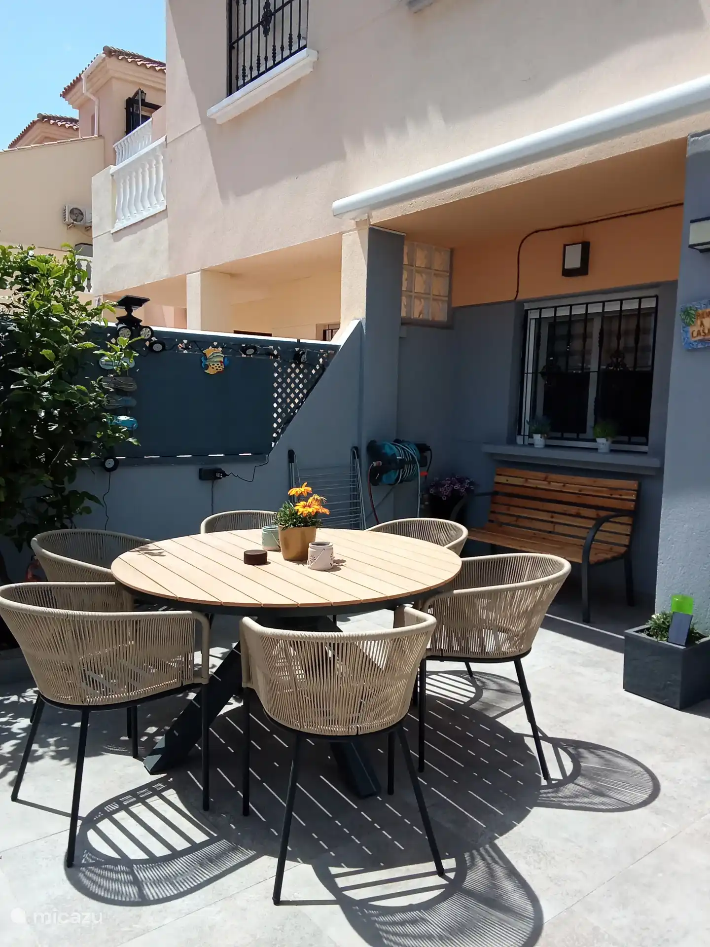 Mesa de comedor y vista del sofá 