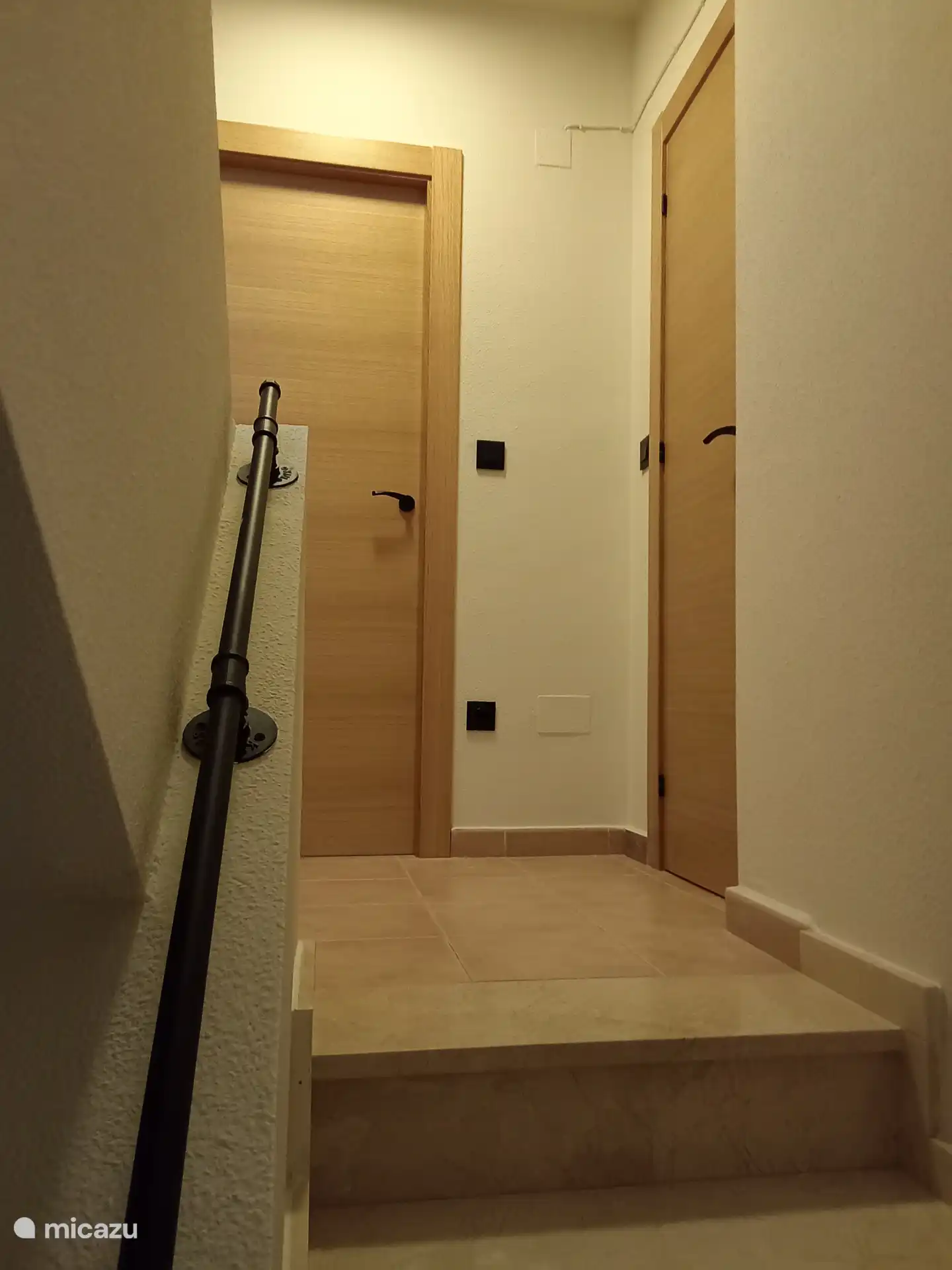 Pasillo hacia habitaciones y baño 