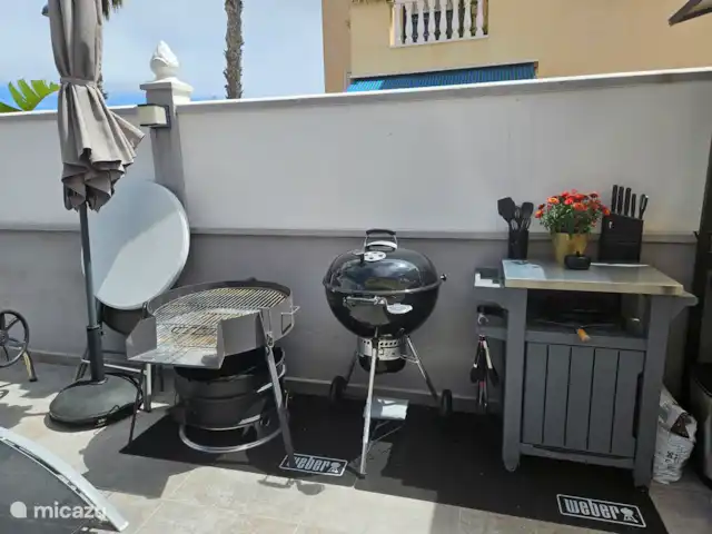 Casa Steven Privézwembad / Jacuzzi huren in Spanje, Costa Blanca, Torrevieja - vakantiehuis Buitenkeuken = 
Inductie fornuis 
Barbecue ( Weber ) , Paella barbecue, hulpstukken barbecue om Pizza , Kip aan spit  en brochetten spiesen