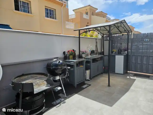 Casa Steven Privézwembad / Jacuzzi huren in Spanje, Costa Blanca, Torrevieja - vakantiehuis Buitenkeuken = 
Inductie fornuis 
Barbecue ( Weber ) , Paella barbecue, hulpstukken barbecue om Pizza , Kip aan spit  en brochetten spiesen
