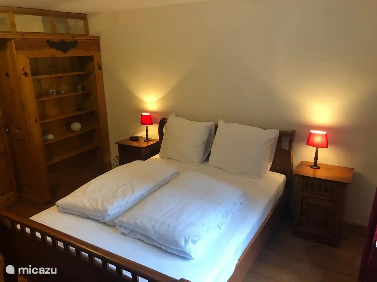 Schlafzimmer mit einem Doppelbett