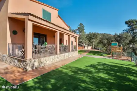 Vakantiehuis Spanje, Costa Brava, Lloret de Mar finca Can Maeva, riante villa voor 18 pax