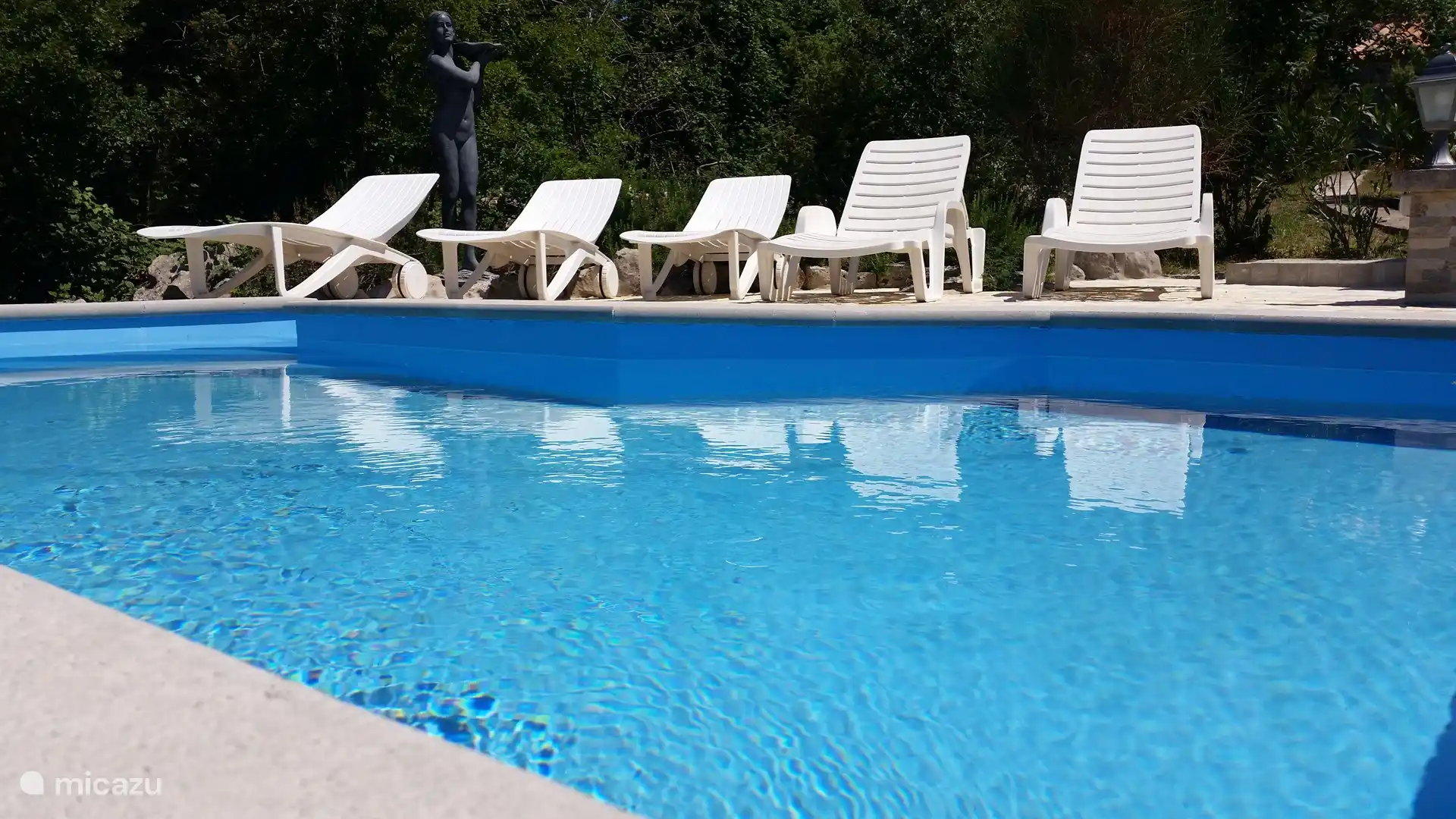 Belle piscine avec transats