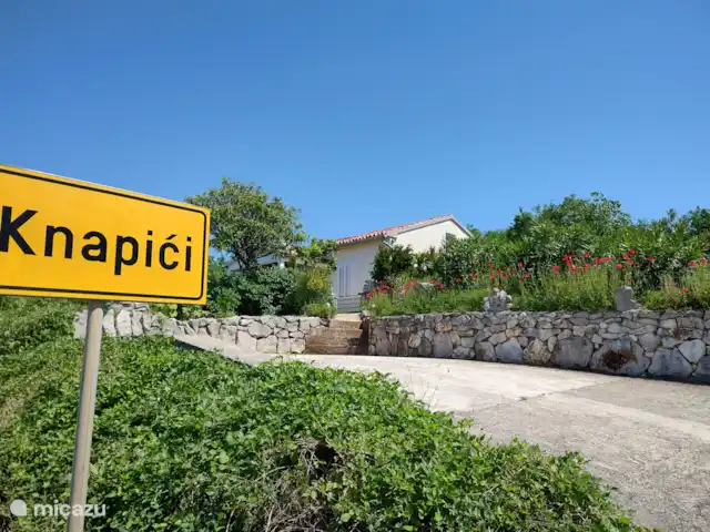 Sofía en Croacia, Istria, Labin - casa vacacional La casa está rodeada por un soleado jardín mediterráneo y un amplio aparcamiento para dos coches.