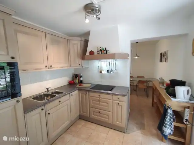 Sofía en Croacia, Istria, Labin - casa vacacional Cocina con horno combinado, heladera con freezer.