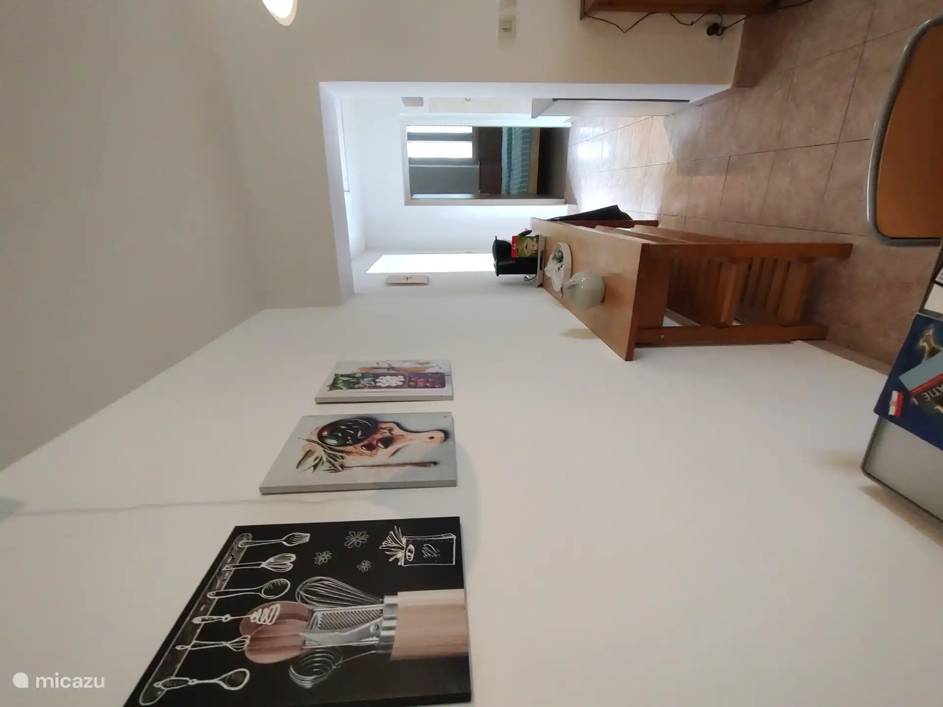 Vue du séjour vers la cuisine et la chambre