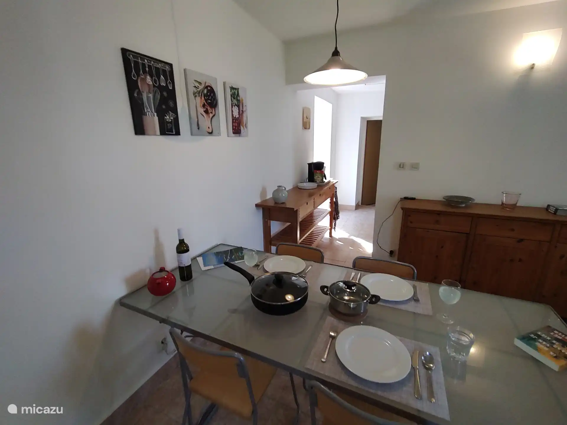 Table à manger, vue sur la cuisine