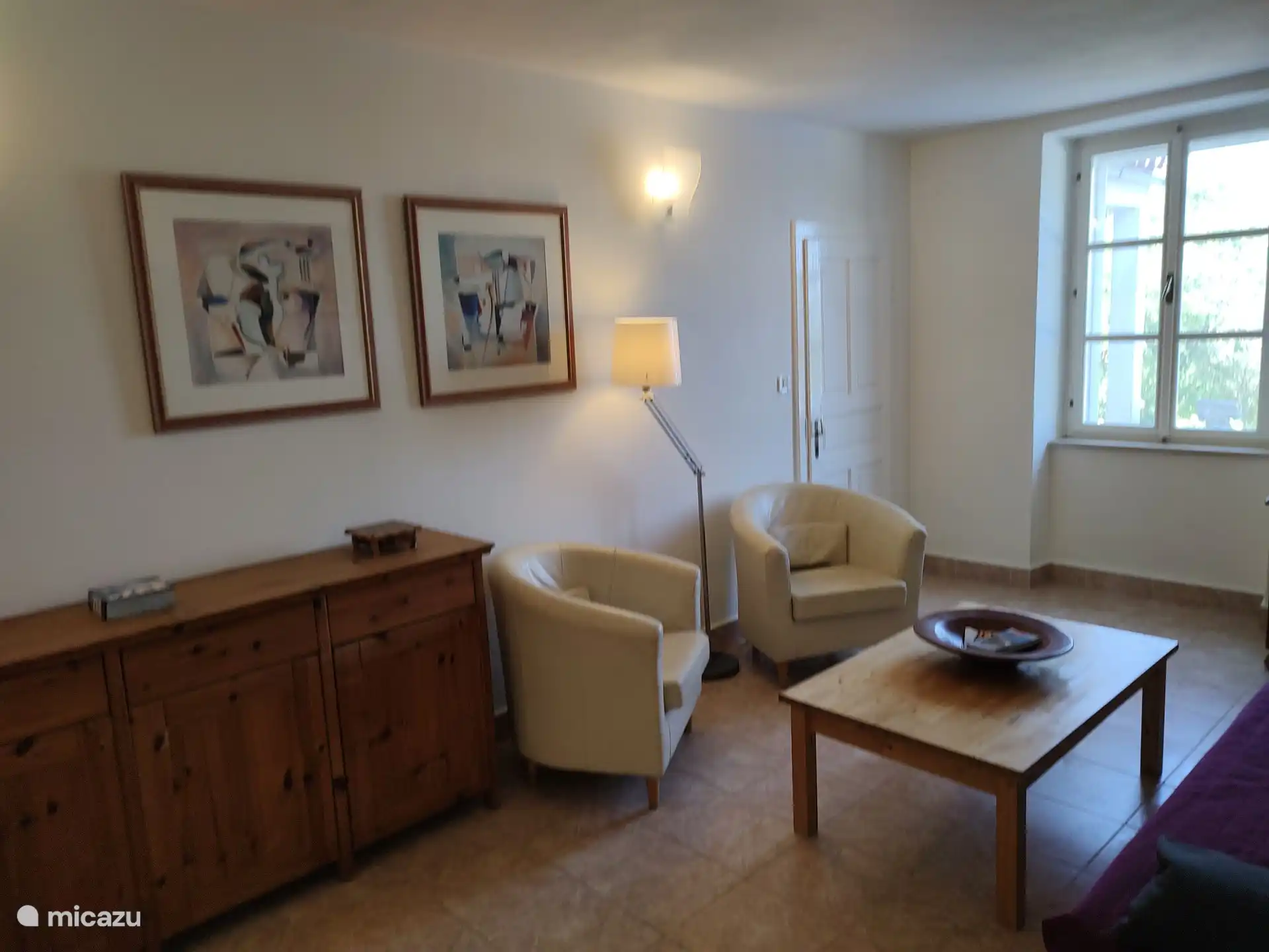 Places assises dans le salon