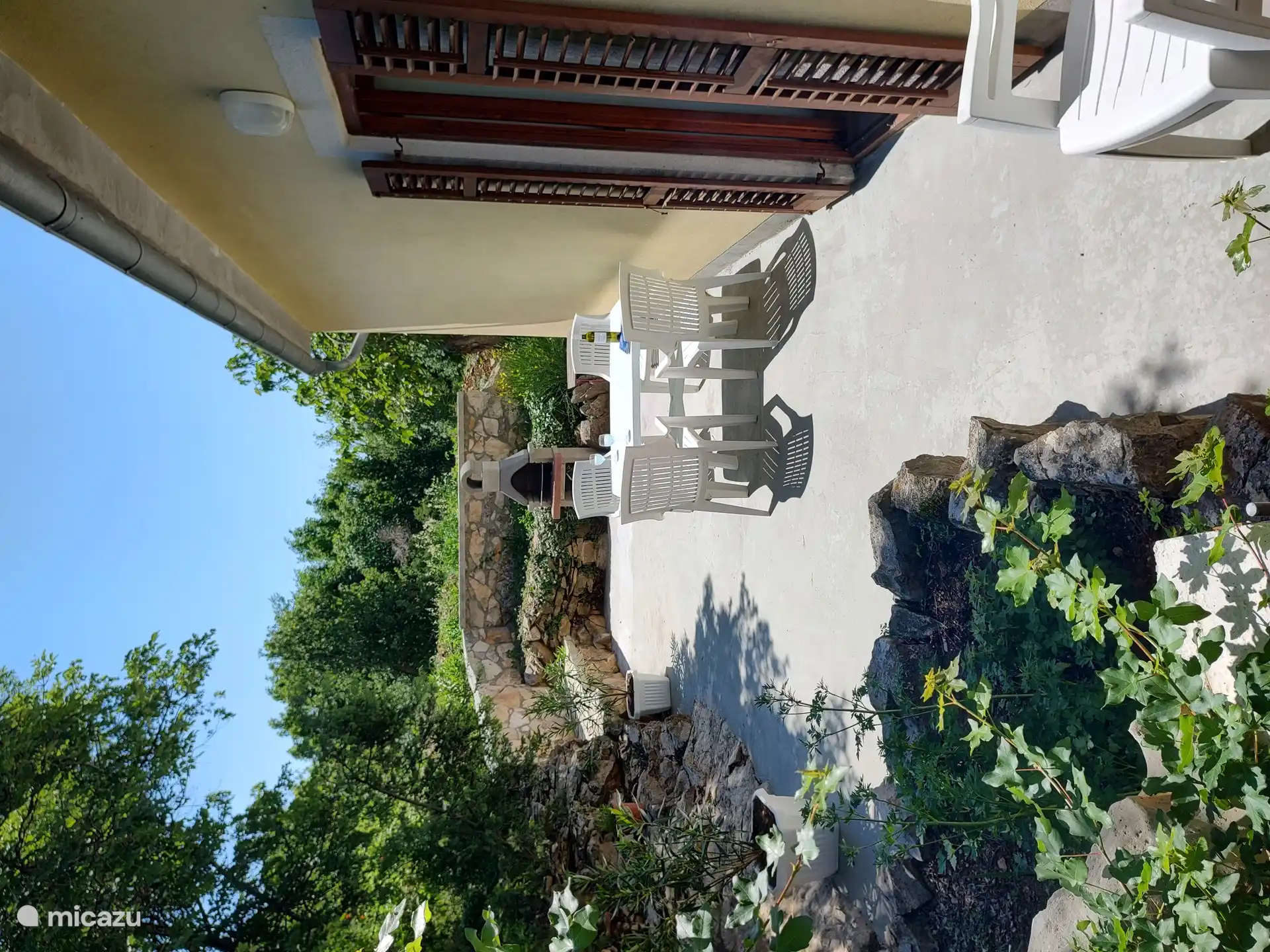 Il y a une terrasse à l'arrière, également accessible depuis la cuisine. Ici, vous trouverez également un endroit agréable à l'ombre l'après-midi.