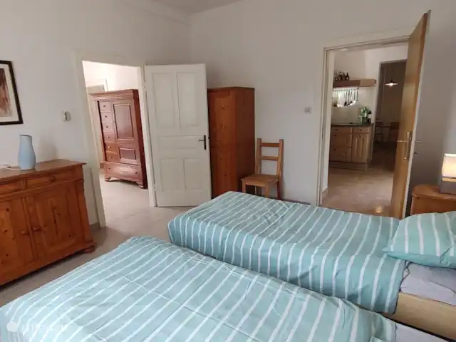 Sofía en Croacia, Istria, Labin - casa vacacional Dormitorio trasero con puertas a otro dormitorio y cocina.