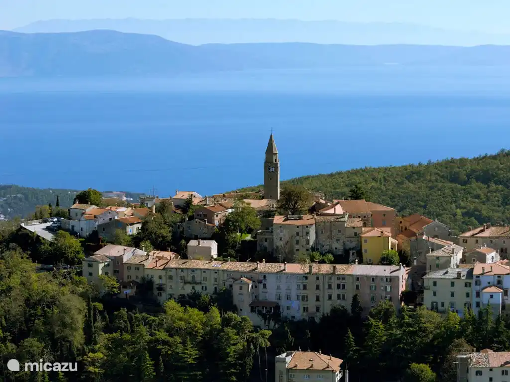 La ville de Labin avec de nombreuses commodités est à proximité