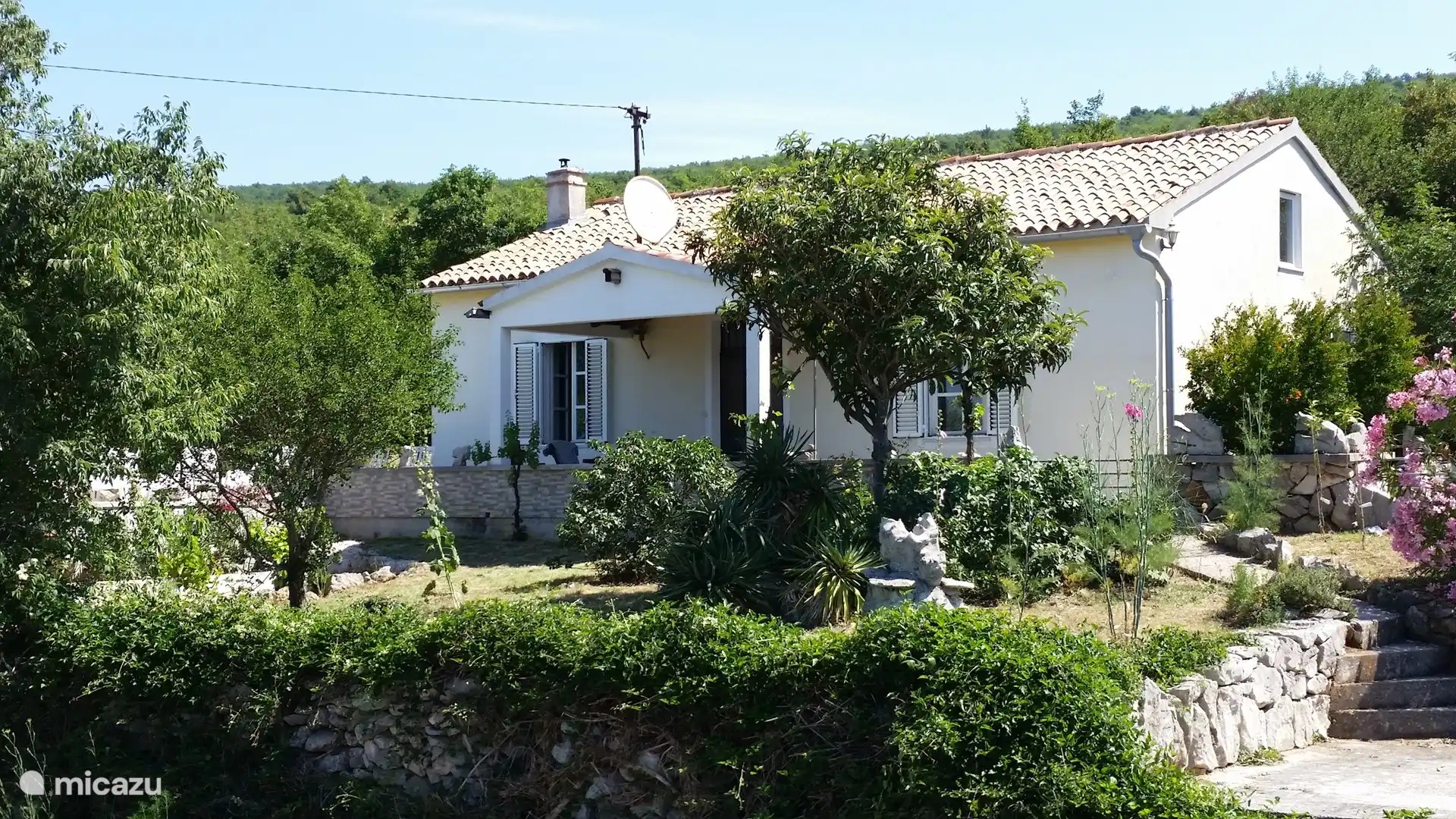 Façade de la maison : terrasse avec toit