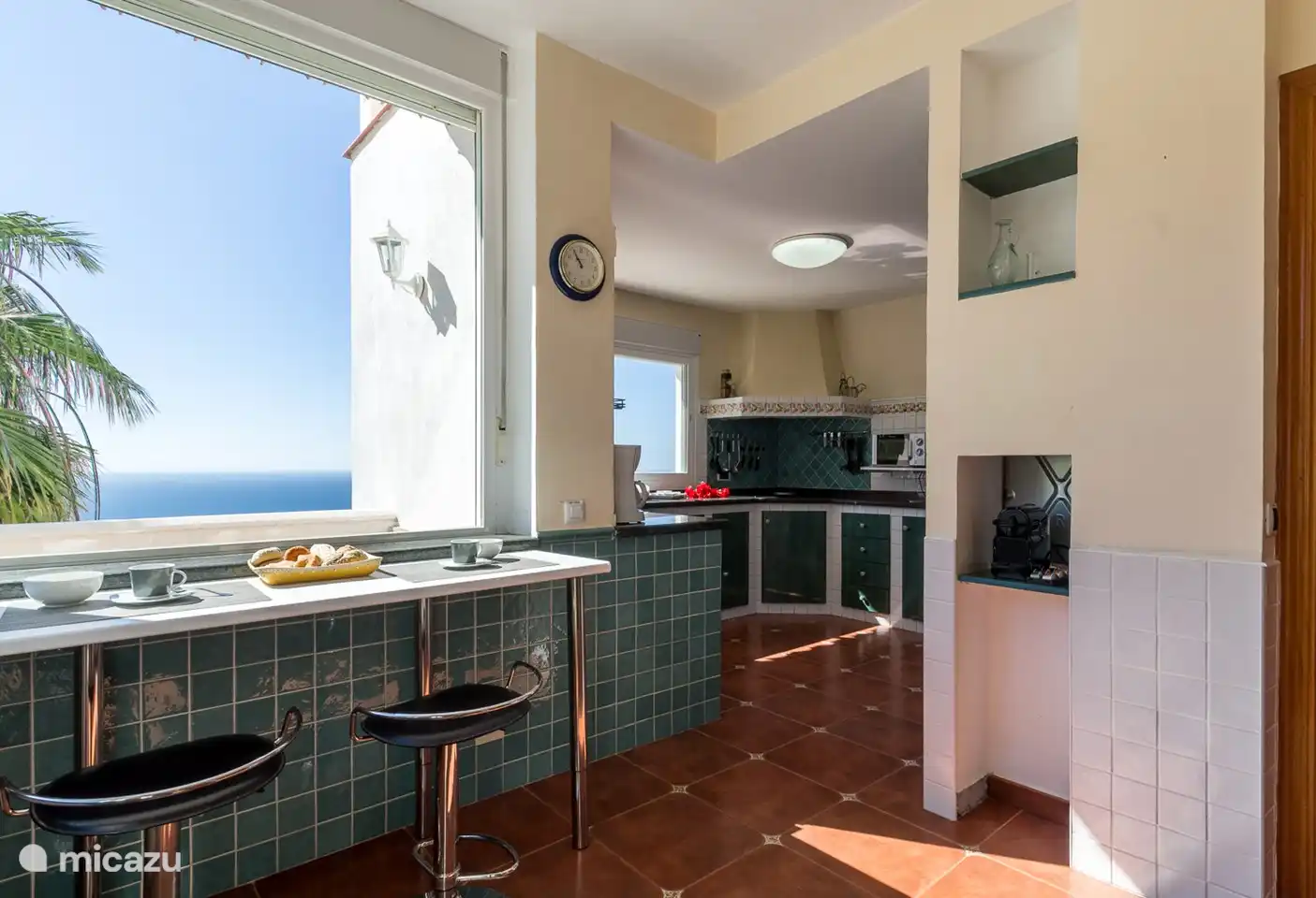 The kitchen with connection to the outside