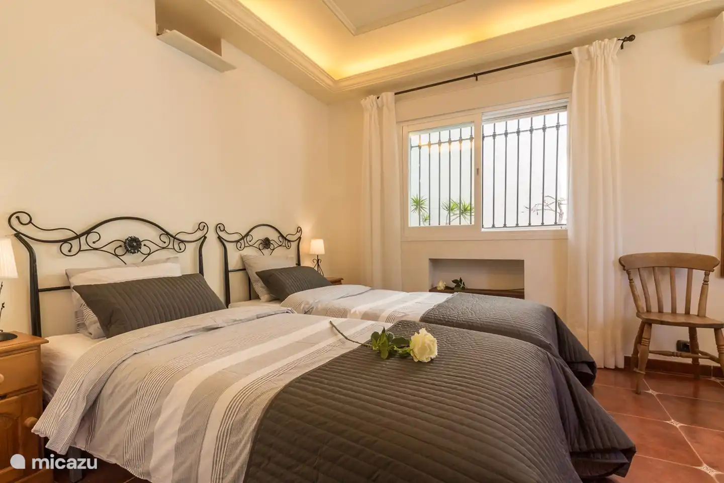 Bedroom with twin beds