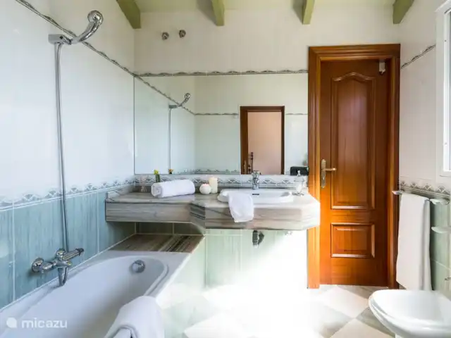 villa huren in Spanje, Costa Tropical, Salobreña – Villa Esmeralda Badkamer met ligbad