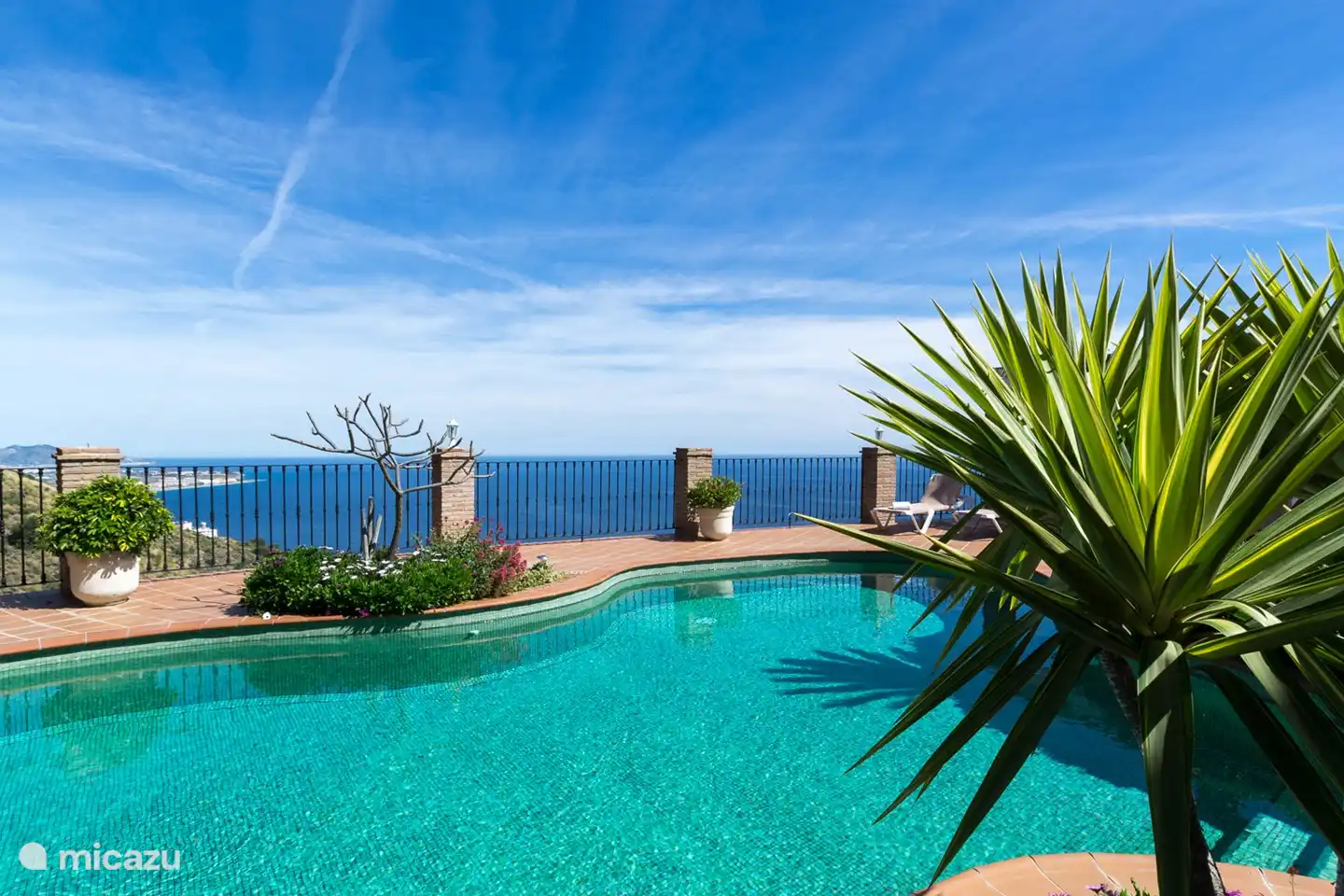 You can also see the sea from the swimming pool