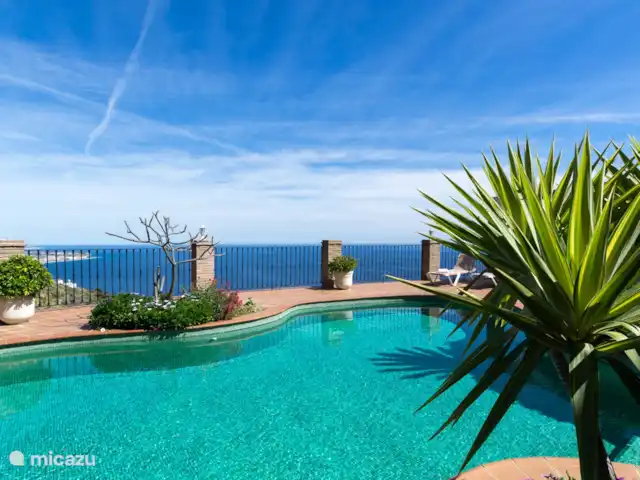 villa huren in Spanje, Costa Tropical, Salobreña – Villa Esmeralda Ook vanuit het zwembad kijk je over zee