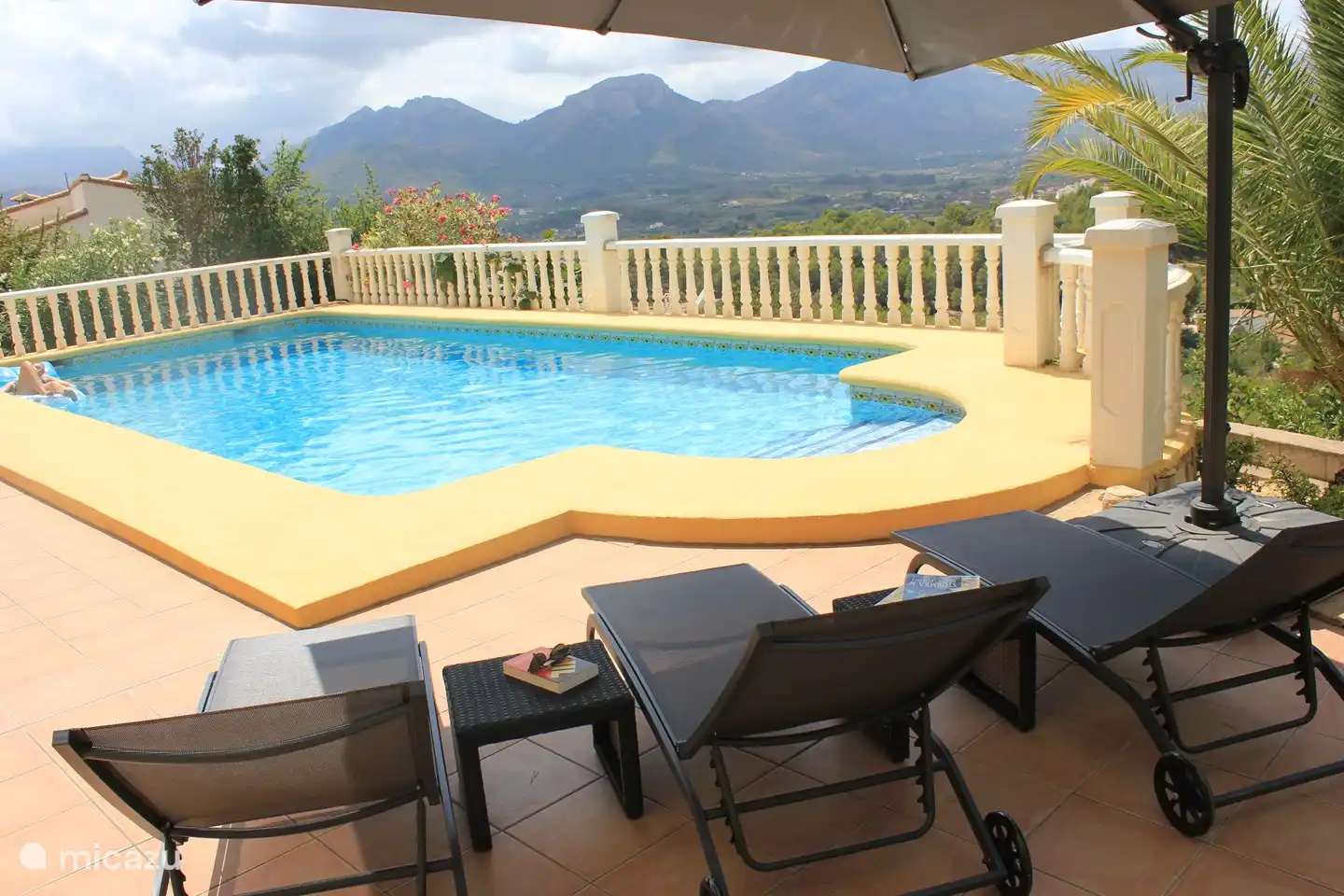 Piscina con vista al valle.