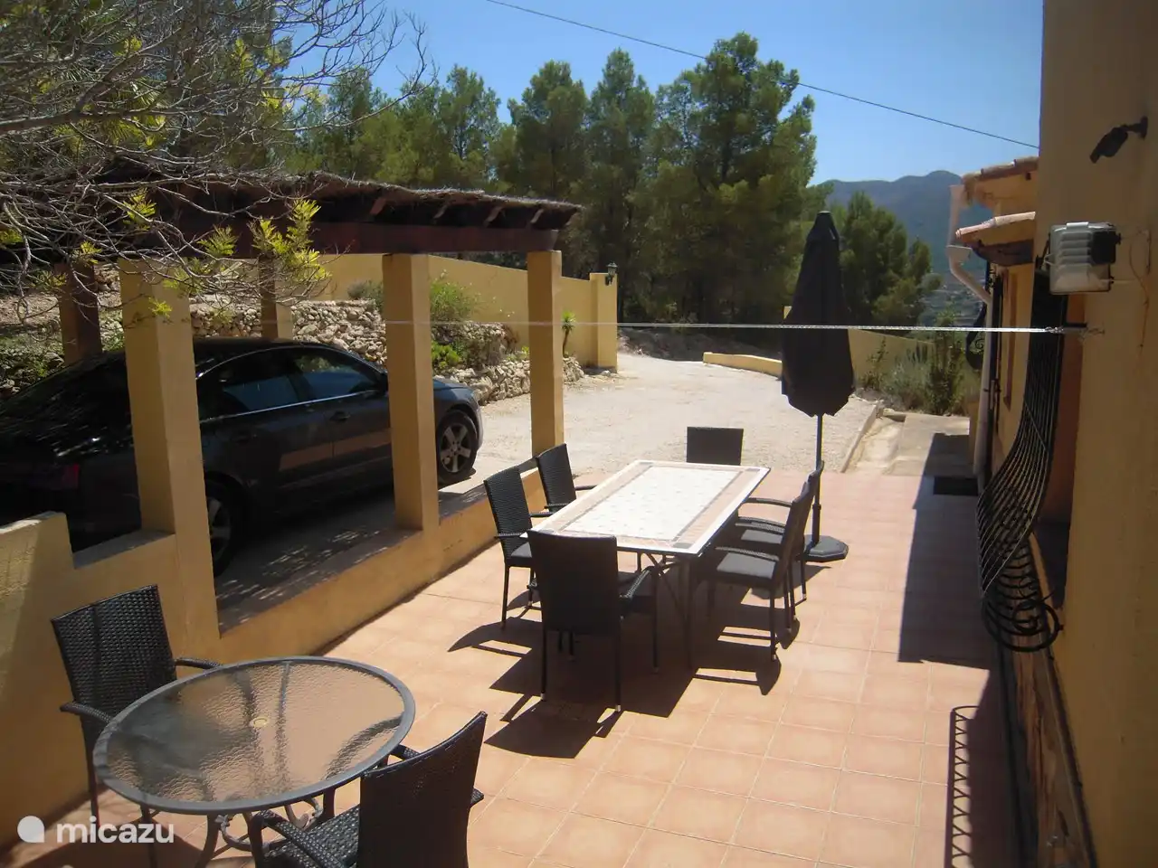 Frente con marquesina y terraza