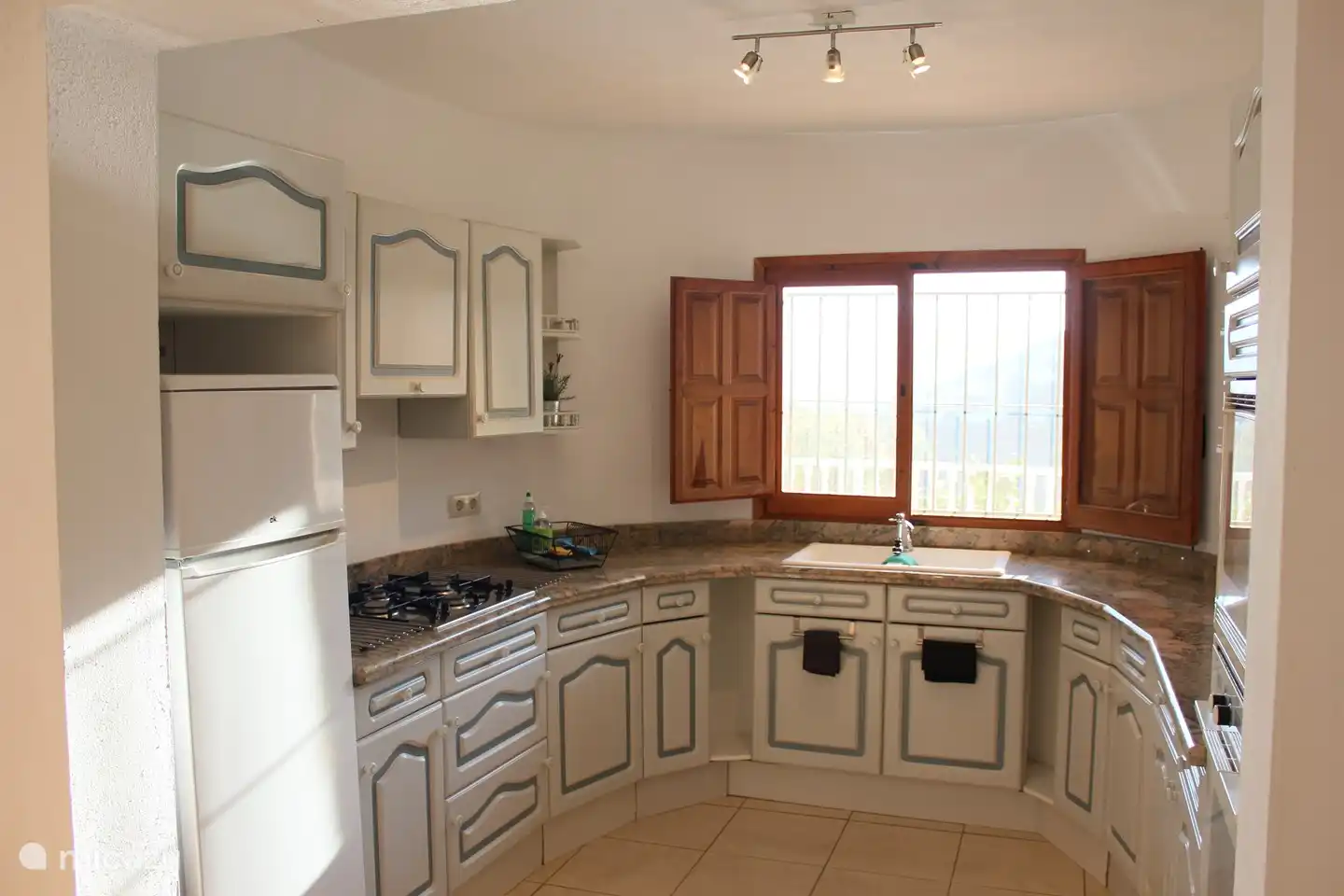 Cocina amueblada con vistas a la piscina, apartamento 2