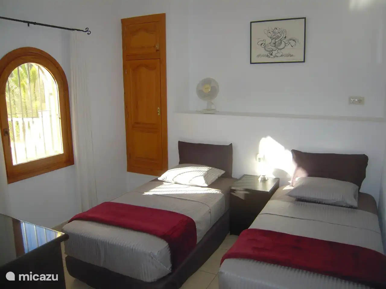 Dormitorio 4 en el apartamento 2 con vistas a la piscina