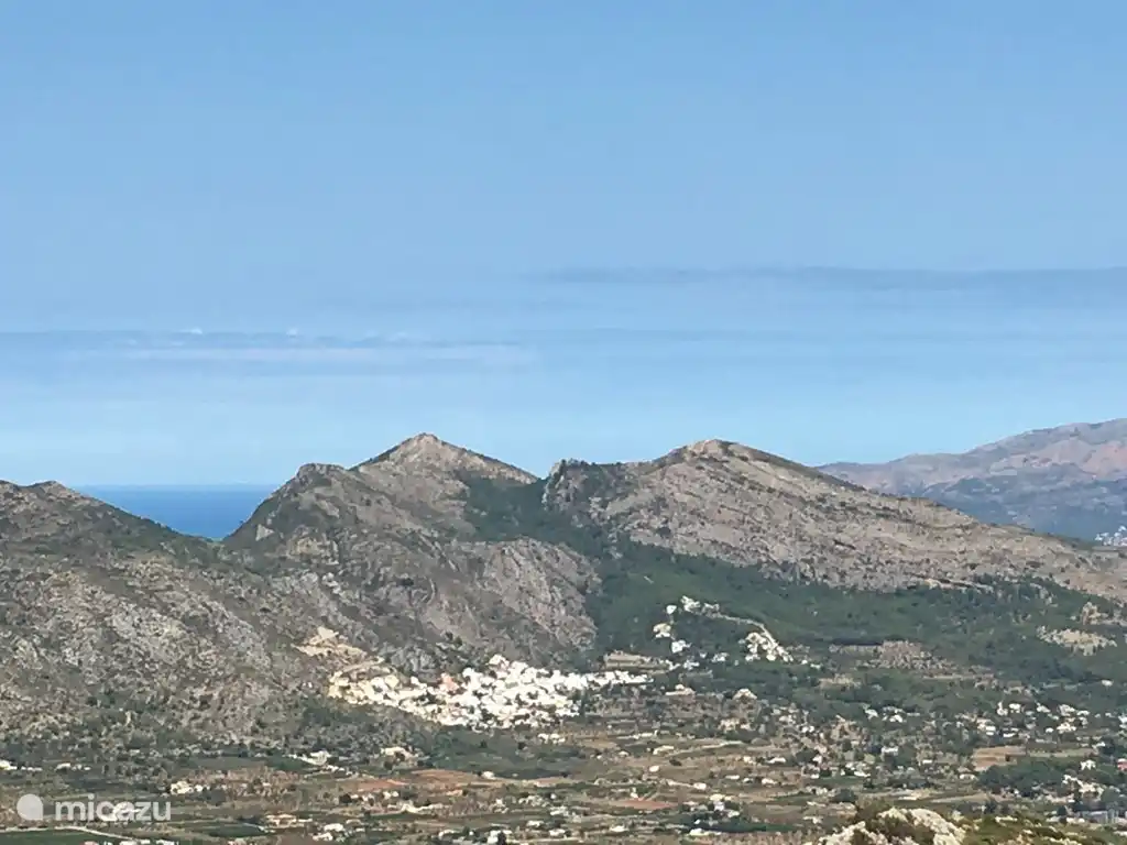 Vista del valle Cruzando la calle a la derecha (las casas más altas) está la casa.