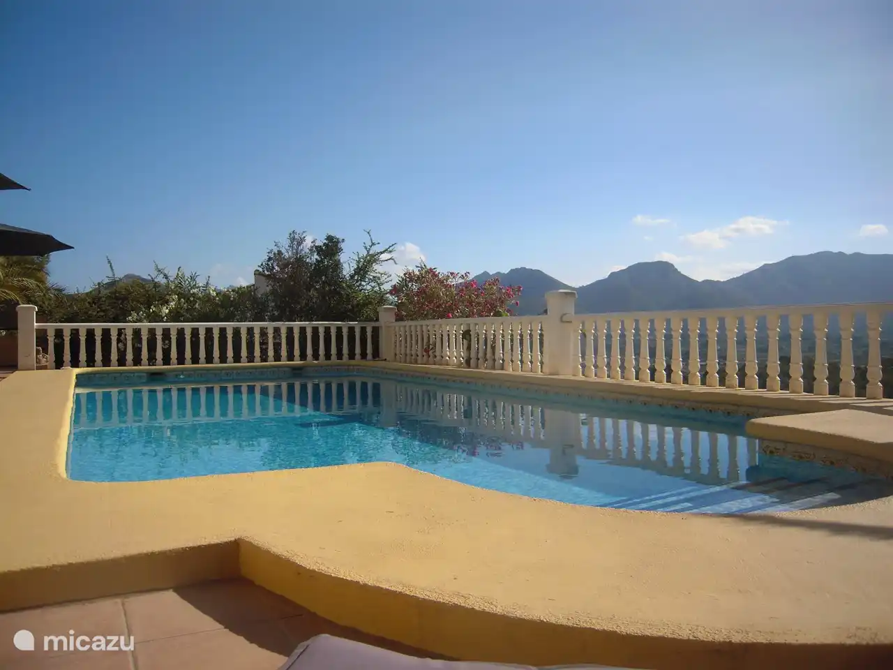 Piscina con vista al valle