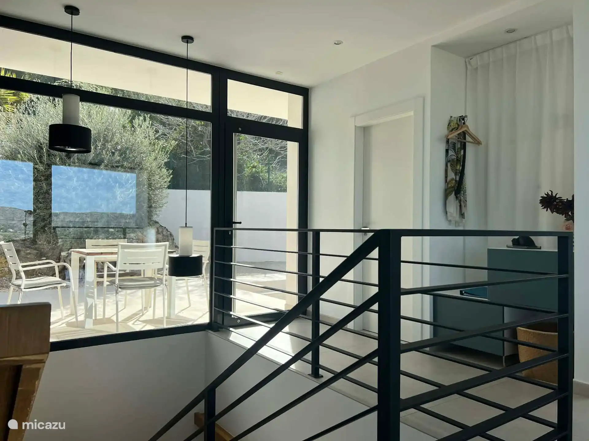 traphal met automatische verlichting, toegang tot terras, toiletruimte en vestiaire