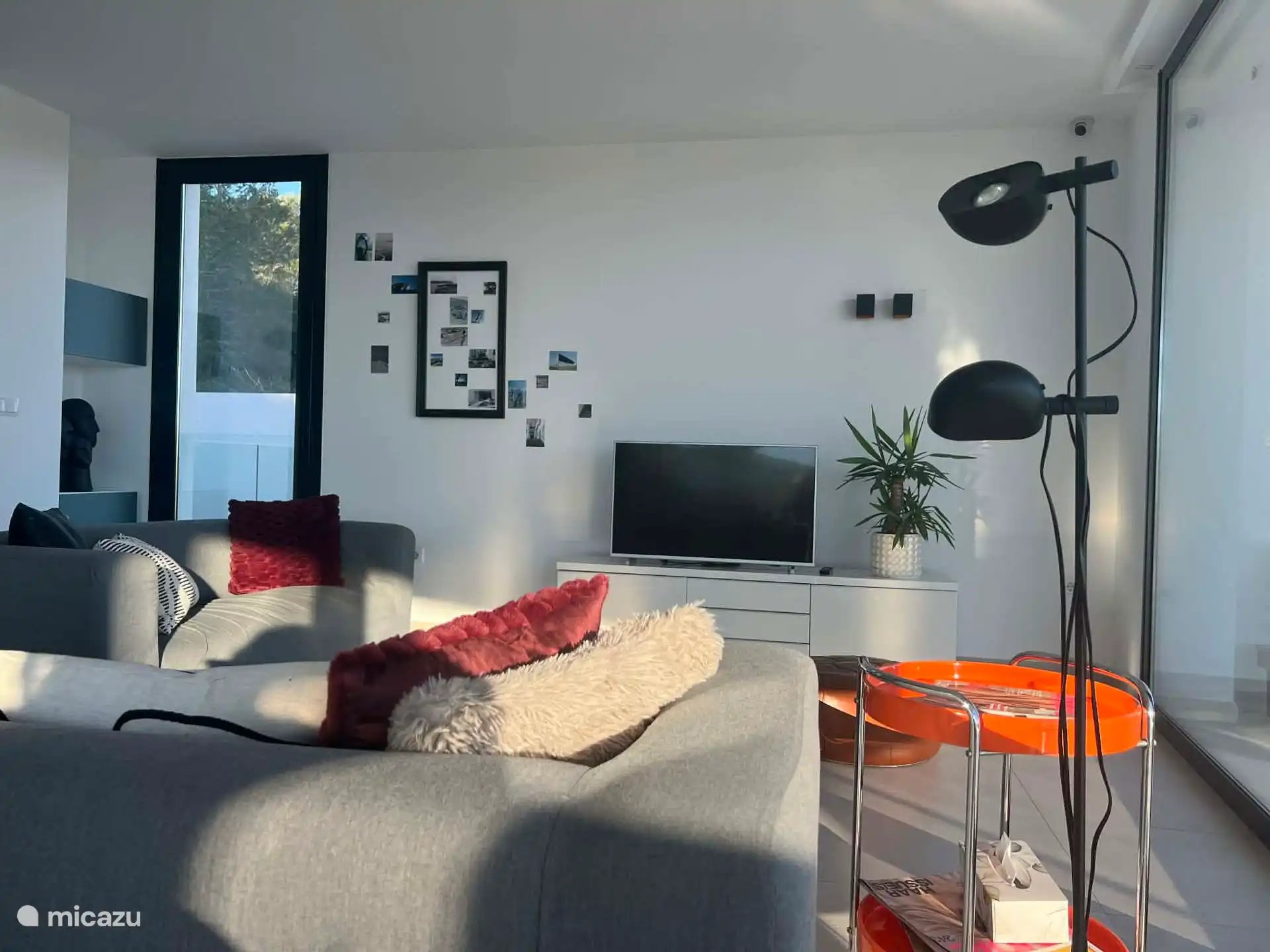 leefruimte met smart tv / chromecast, leeslamp