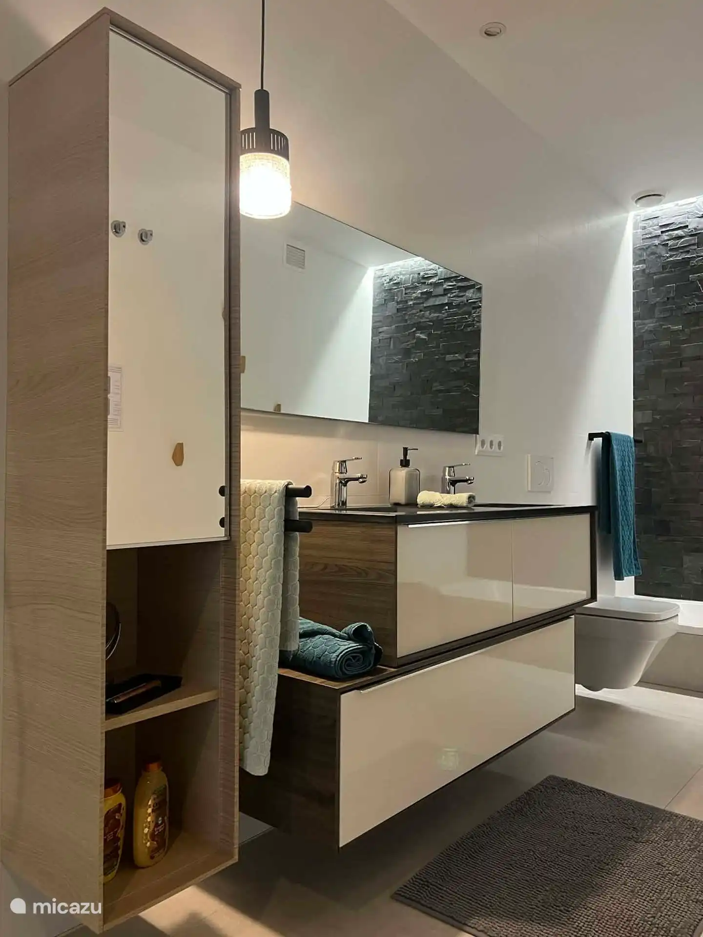 Dormitorio principal en suite
Lavabo doble, inodoro y bañera 2p