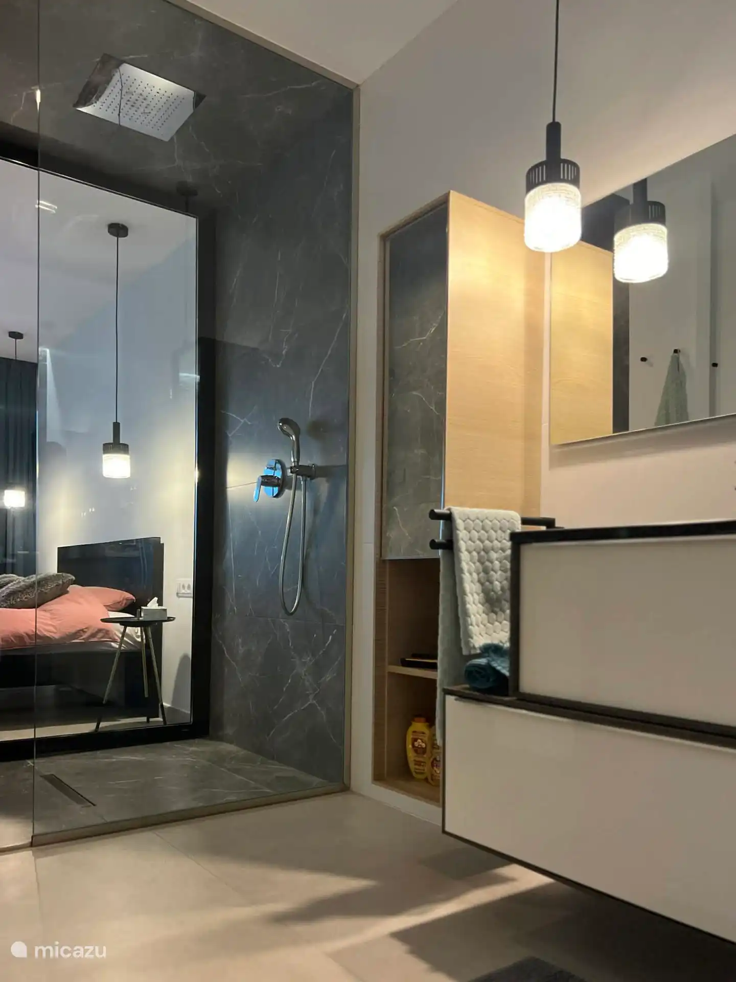 Suite del dormitorio principal
Cubículo de ducha con vistas panorámicas