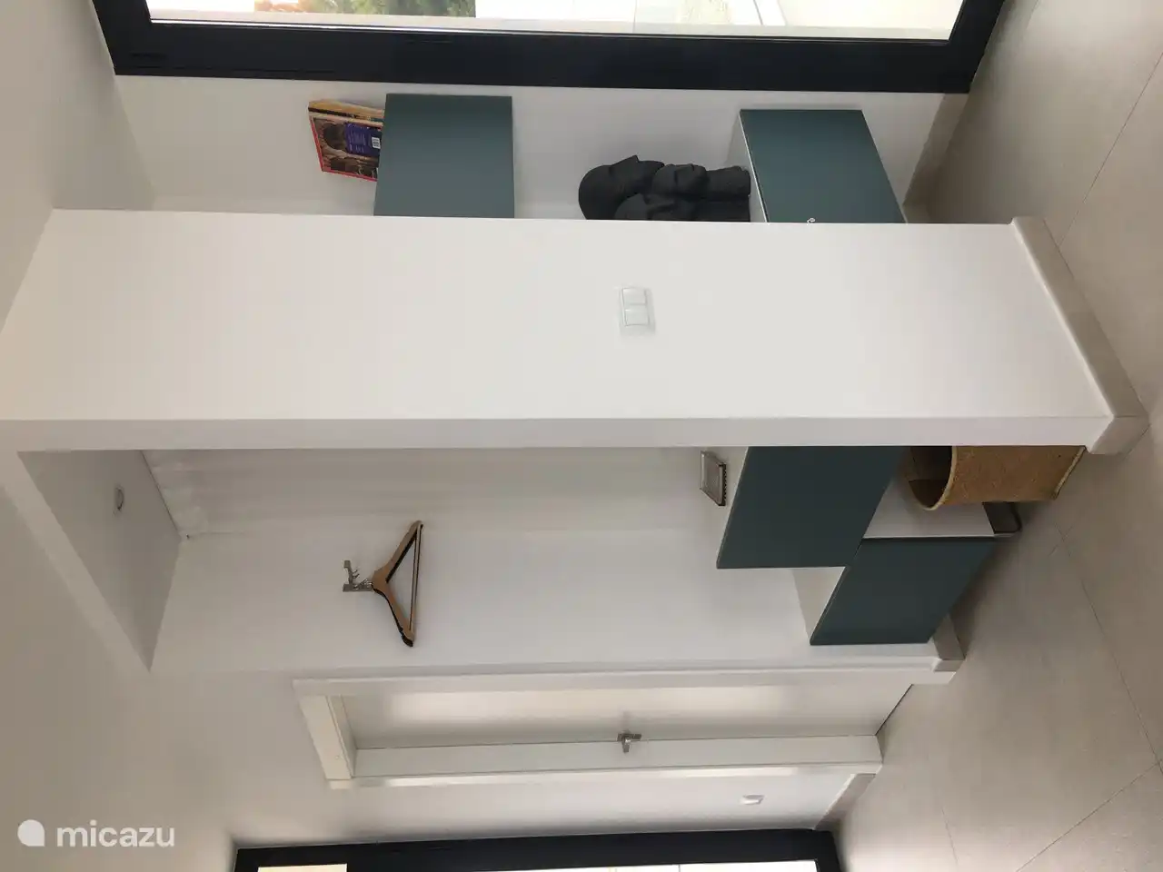 Hall d'entrée avec vestiaire et toilette