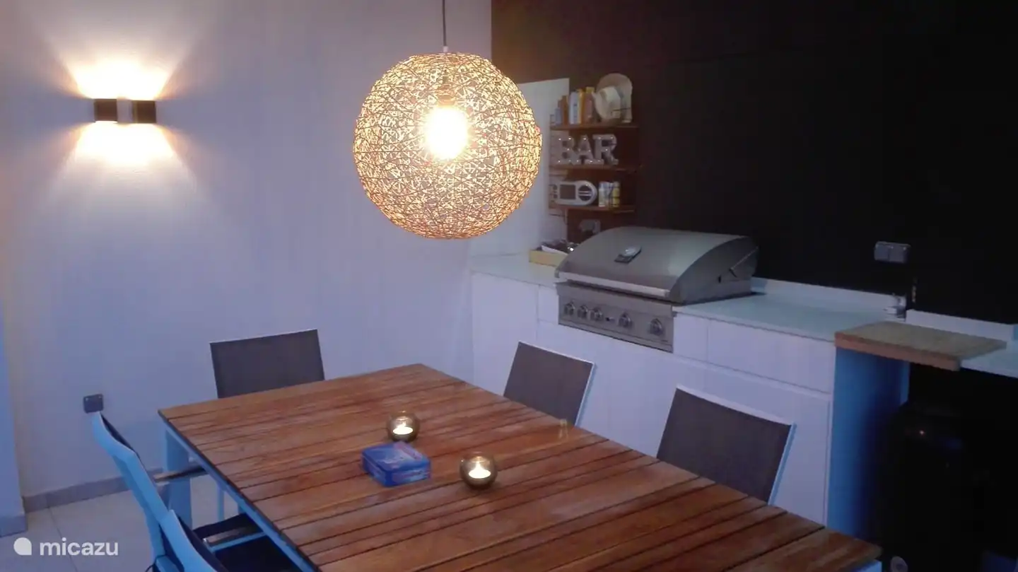 cuisine extérieure avec barbecue, réfrigérateur supplémentaire et table de patio