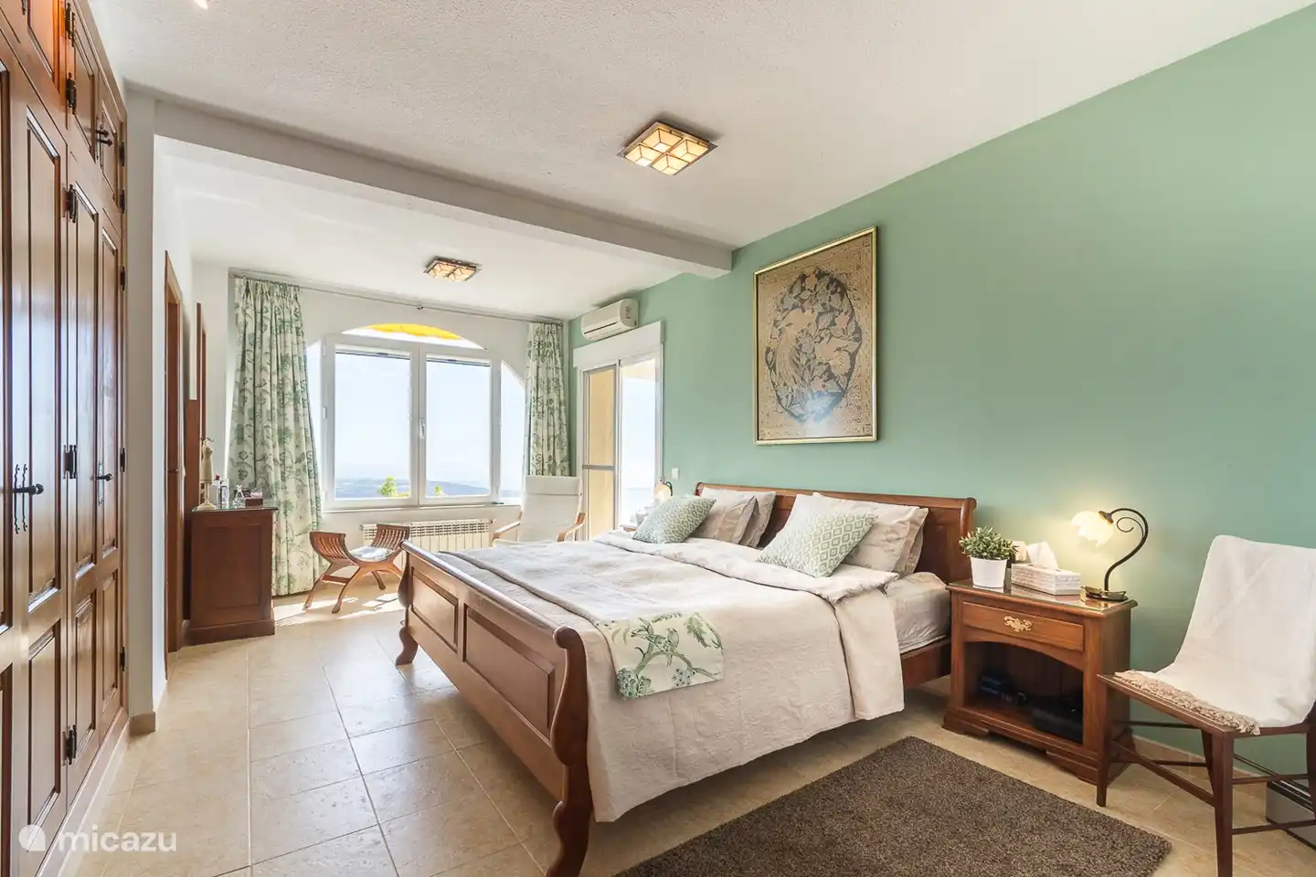 Schlafzimmer mit einem Doppelbett