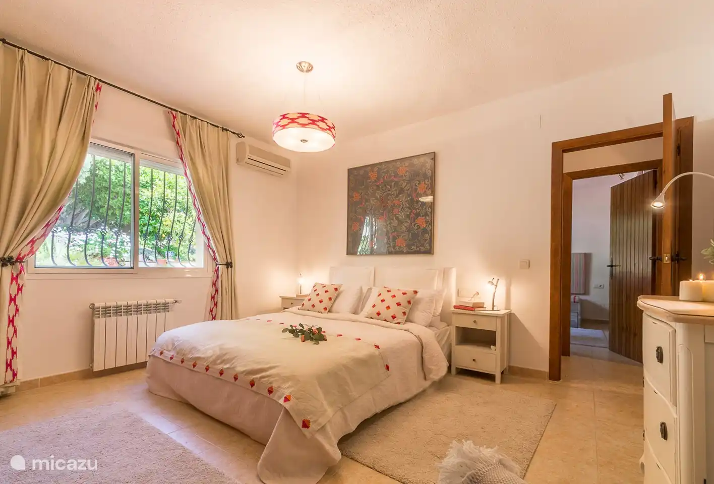 Schlafzimmer mit einem Doppelbett