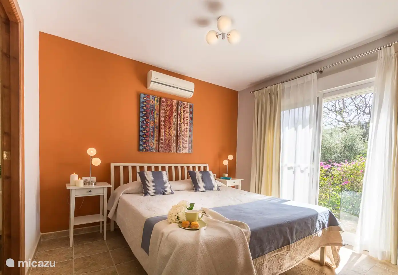 Schlafzimmer mit einem Doppelbett