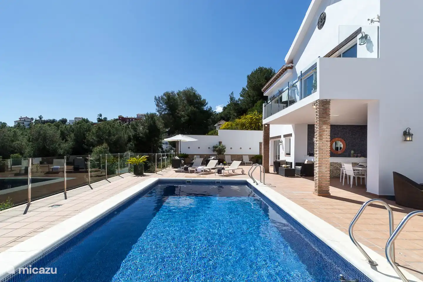 A wonderfully spacious (heated) swimming pool