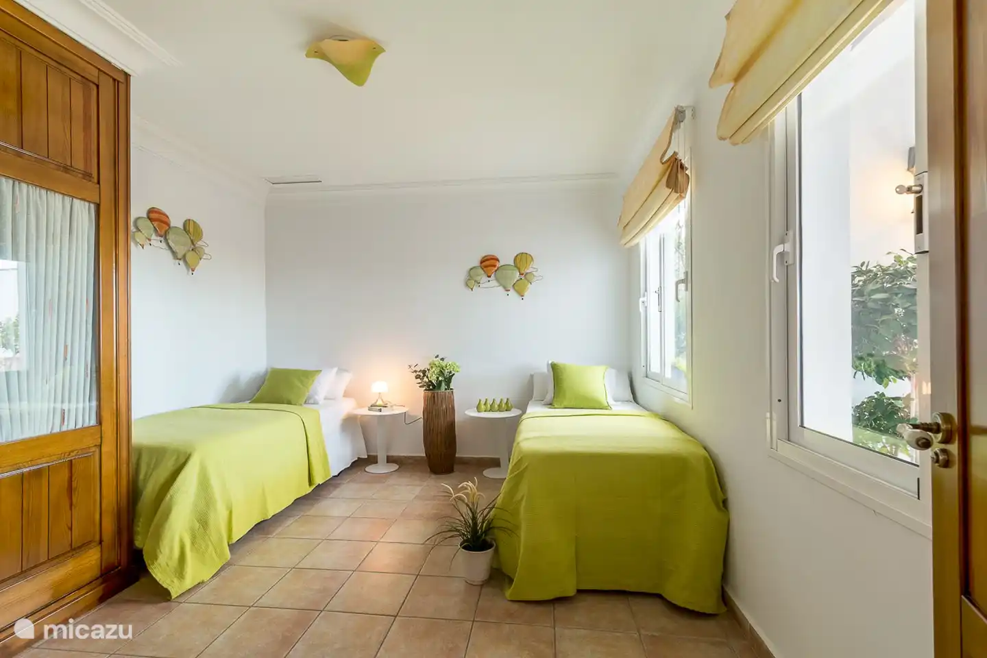 Bedroom with twin beds