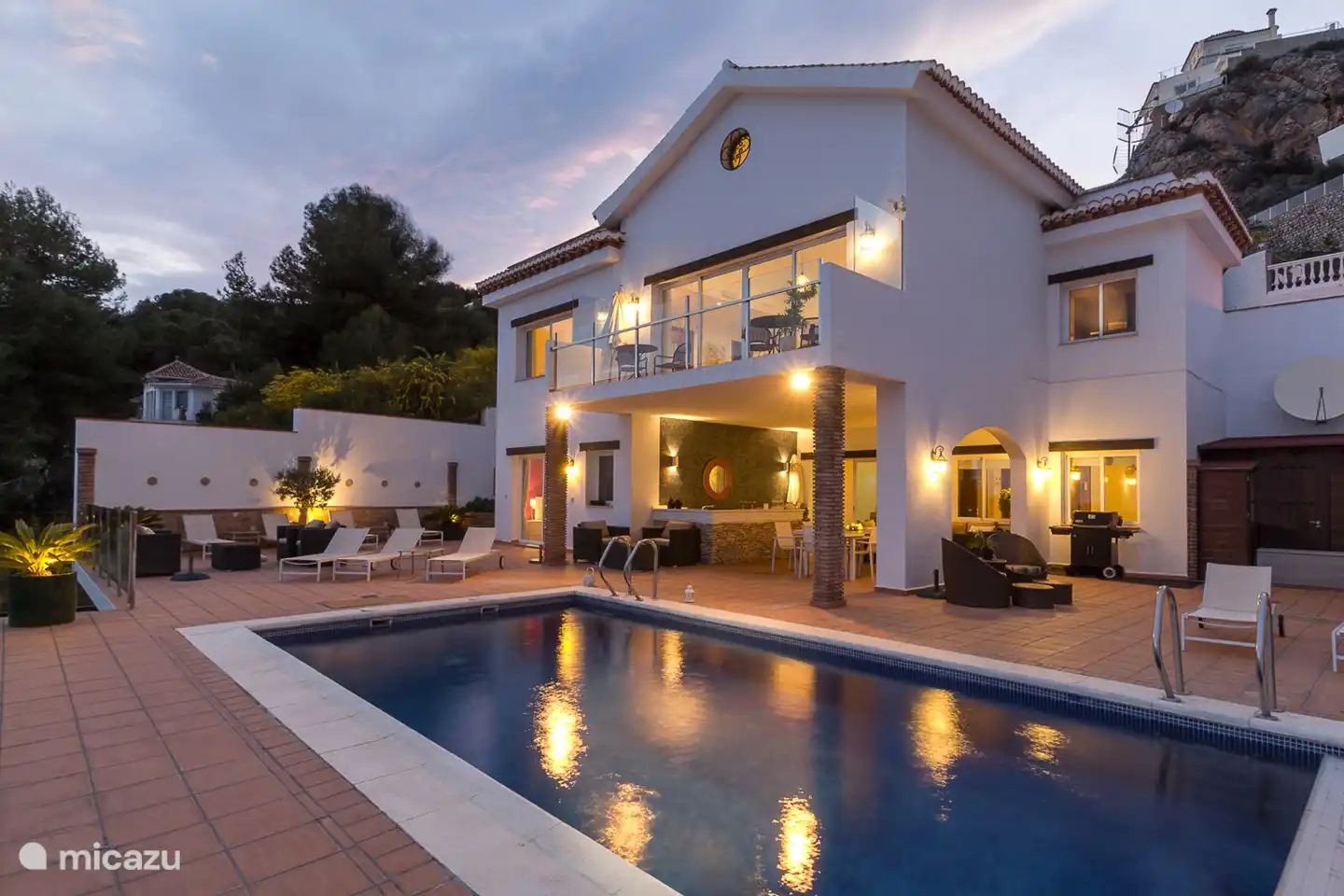 Villa Bosque Mar by night