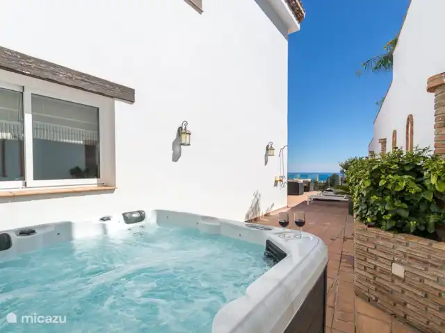Villa Bosque Mar en España, Costa Tropical, Salobreña - villa Delicioso con una bebida en el jacuzzi.