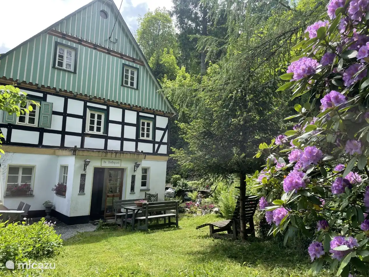 Haus Onel and garden