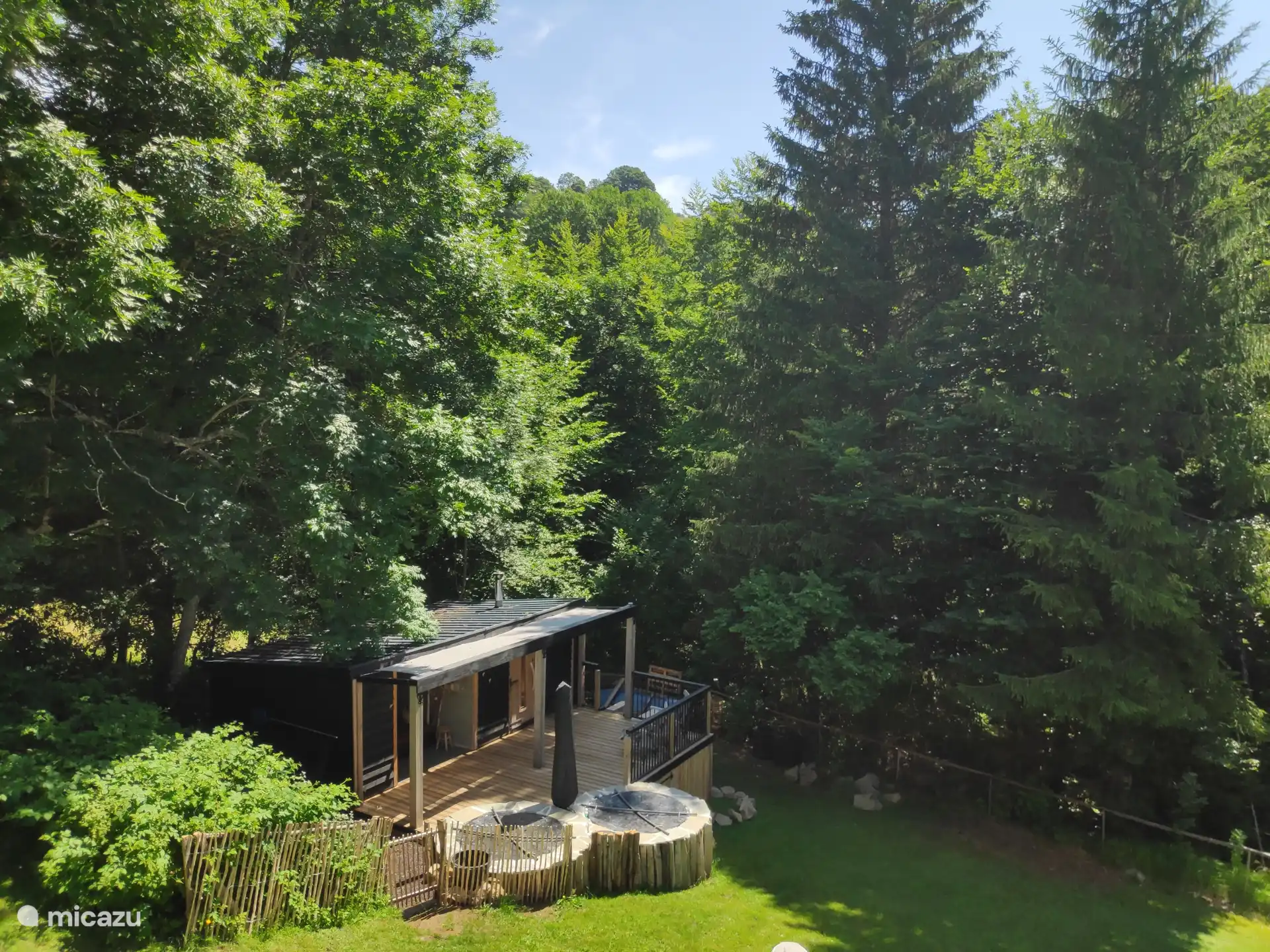 Wellness-Deck mit Sauna, Indoor-Lounge, 2 Kaltwasserbäder und Solardusche