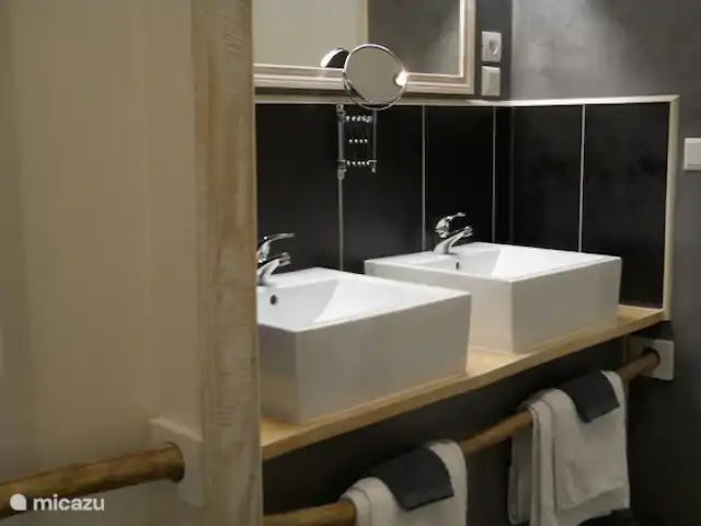 Gîte les 3 Etoiles d'Auvergne | France, Puy-de-Dôme, Égliseneuve-d'Entraigues - gîte / cottage Salle de bain Gite les 3 Etoiles d'Auvergne - Maison van Stijn