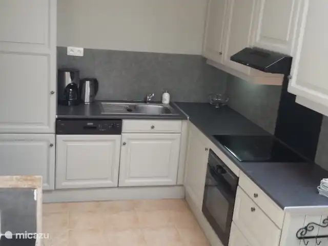 Gîte les 3 Etoiles d'Auvergne | France, Puy-de-Dôme, Égliseneuve-d'Entraigues - gîte / cottage Cuisine Gite les 3 Etoiles d'Auvergne - Maison van Stijn