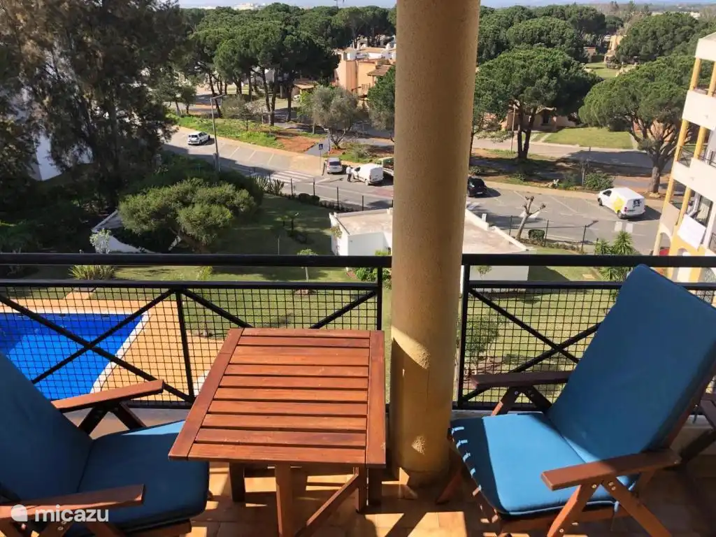 Blick auf den Garten und das Schwimmbad vom geräumigen Balkon.