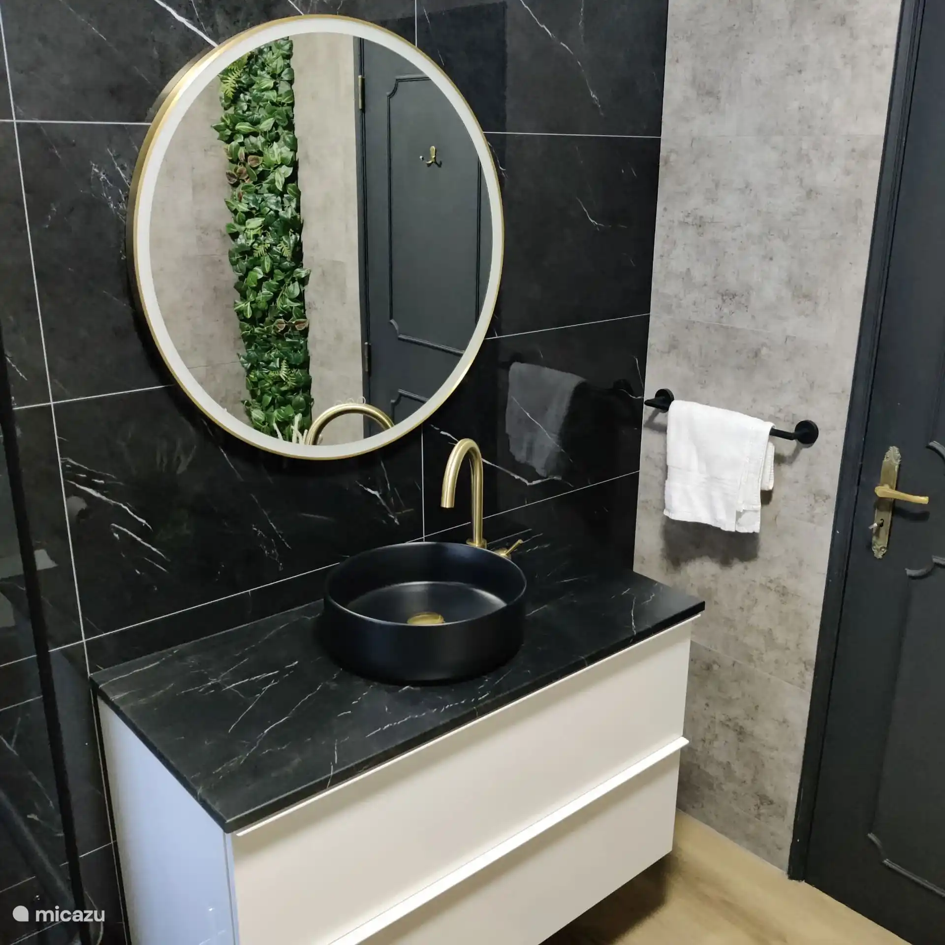 Badezimmer (komplett renoviert 2025).