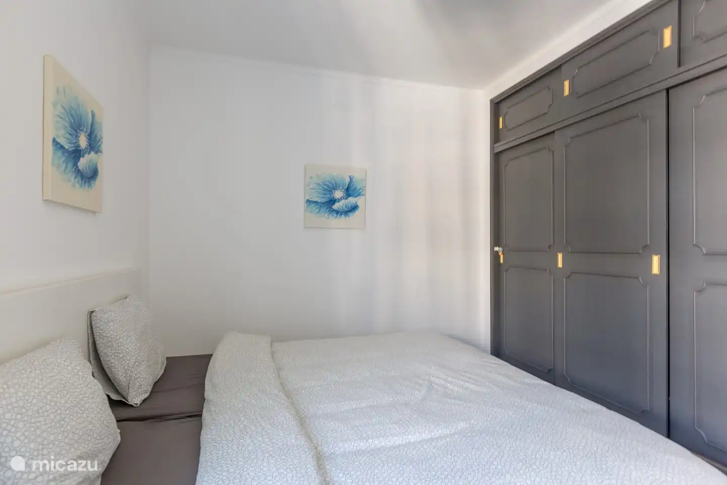 Slaapkamer met kingsize bed